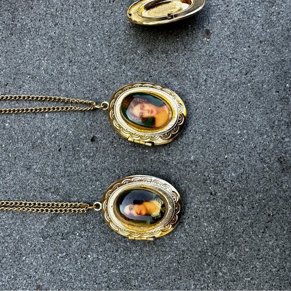 Vintage Cameo Pendant Necklaces on vintage gold tone chains - Picture 9 of 10